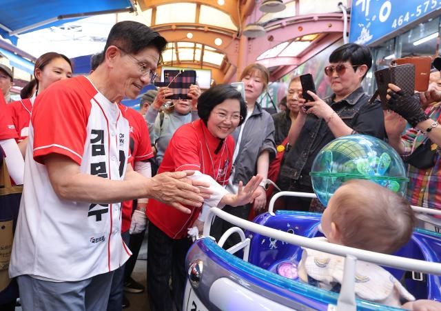 김문수 국민의힘 대선 후보가 29일 인천 모래내시장을 방문해 시민들과 인사를 나누던 중 한 아이에게 인사를 하고 있다 사진연합뉴스