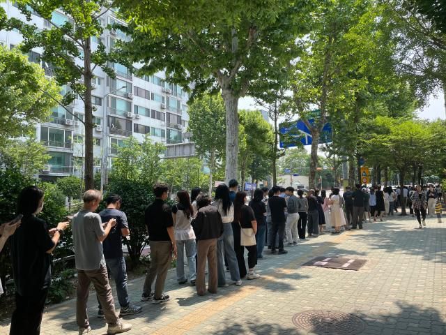 제21대 대통령선거 사전투표 첫날인 29일 서울 영등포구 여의동주민센터에 마련된 사전투표소 앞에서 시민들이 줄을 서 기다리고 있다. [사진=이다희 기자]