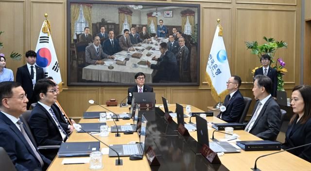 이창용 한국은행 총재가 29일 서울 중구 한국은행에서 열린 금융통화위원회를 주재하고 있다 2025529 사진공동취재단