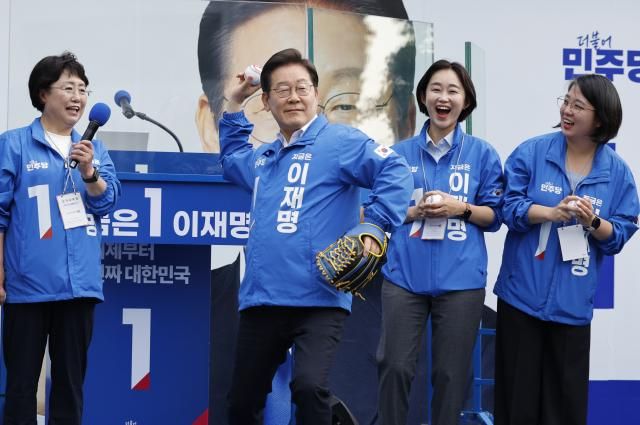  더불어민주당 이재명 대선후보가 29일 서울 송파구 잠실종합운동장 광장에서 열린 강동구·송파구 집중유세에서 야구공을 던지는 모습을 취하고 있다사진연합뉴스