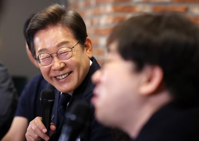 이재명 더불어민주당 대선후보가 29일 스타트업 기업 대표들과 대화하고 있다 사진연합뉴스