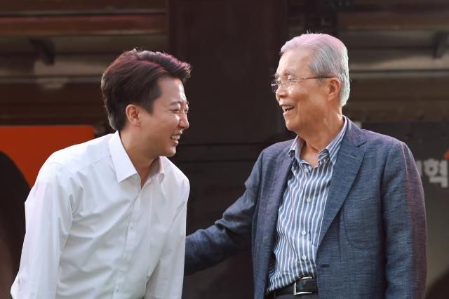 김종인 전 국민의힘 비상대책위원장이 28일 서울 강남구 코엑스 동문에서 열린 개혁신당 이준석 후보의 집중유세 현장을 찾아 이 후보를 격려하고 있다 사진연합뉴스