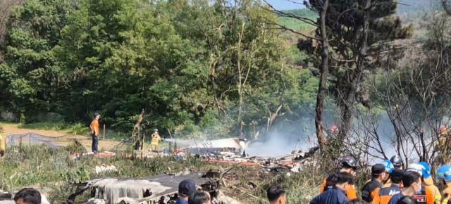 해군이 운용하는 해상초계기가 29일 오후 경북 포항시 남구 동해면 신정리 포항공항 인근 야산에 추락했다 사진연합뉴스 