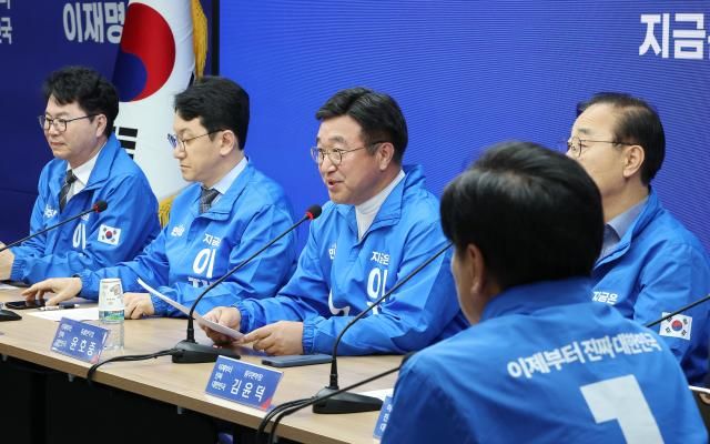 윤호중 더불어민주당 선대위총괄본부장왼쪽 세번째이 27일 서울 여의도 중앙당사에서 열린 총괄본부장단회의에서 발언하고 있다 사진연합뉴스