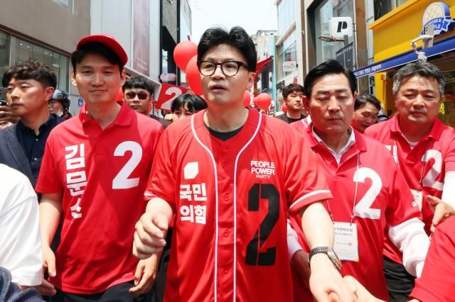 제21대 대통령선거 사전투표 첫날인 29일 오후 광주 동구 충장로우체국 앞에서 한동훈 국민의힘 전 대표가 유세하고 있다 사진연합뉴스