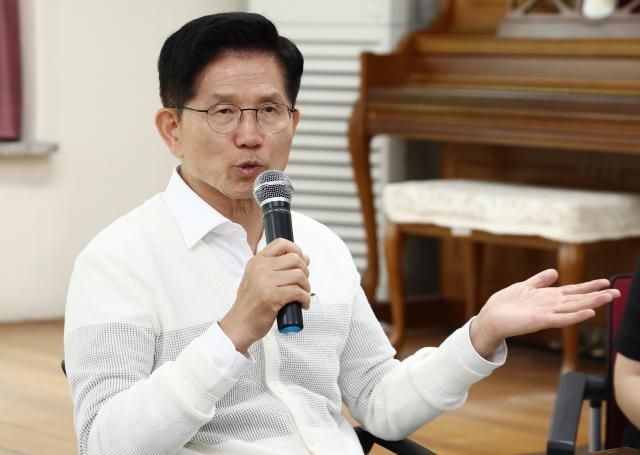 김문수 국민의힘 대선 후보가 29일 경기 안산시 초지종합사회복지관을 찾아 사회복지사들과 간담회를 하고 있다 2025529 사진연합뉴스