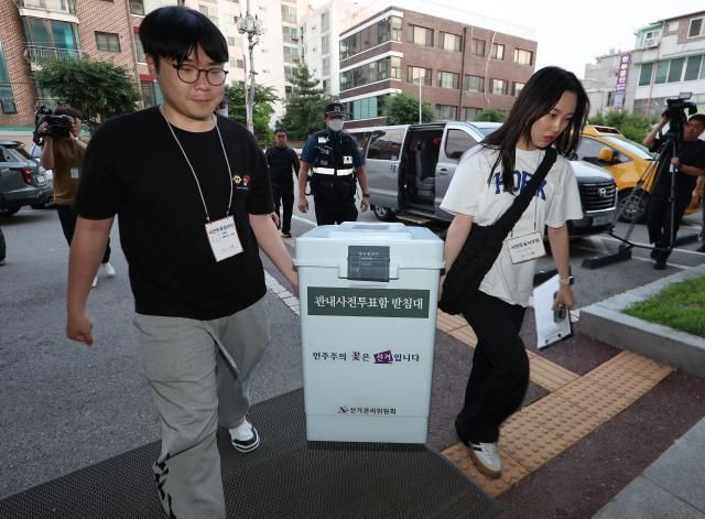 제21대 대통령 선거 사전투표 첫날인 29일 서울 동대문구 동대문구선거관리위원회에서 휘경2동 사전투표소 투표사무원 및 참관인이 관내사전투표함 접수를 위해 투표함을 옮기고 있다 사진연합뉴스