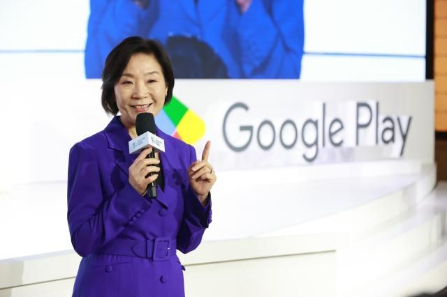 오영주 중소벤처기업부 장관이 29일 서울 강남구 라움 아트센터에서 열린 2025 창구 알럼나이 데이에서 참여기업을 격려하고 있다 사진중소벤처기업부