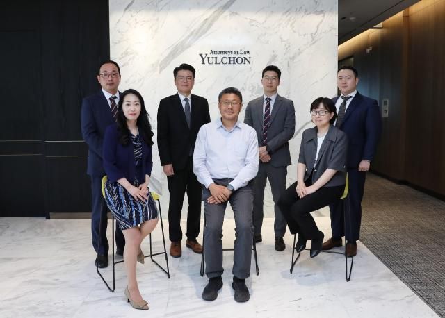 Digital Tools 부문 수상자인 왼쪽 위부터 시계방향으로 임창주 수석전문위원 김시목 변호사 최홍준 변호사 황진하 전문위원 윤여훈 전문위원 임정준 고문 추민수 수석전문위원 사진법무법인 율촌