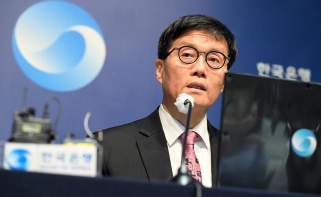 이창용 한국은행 총재가 29일 서울 중구 한국은행에서 열린 금통위 금리 결정에 대한 기자간담회에서 발언하고 있다 사진사진공동취재단