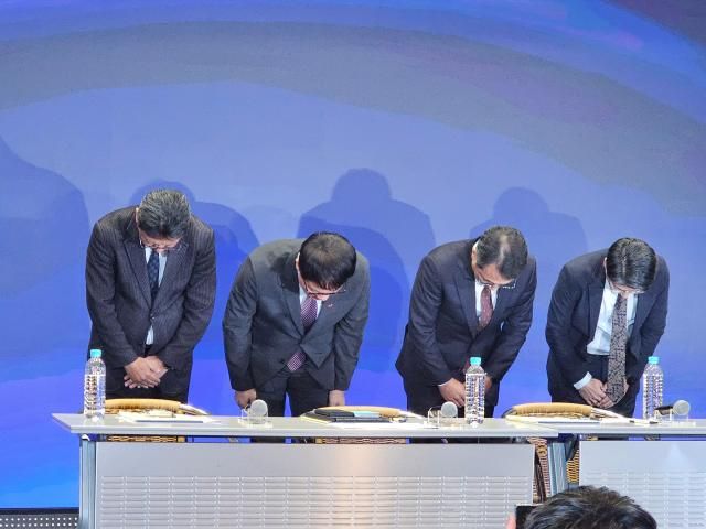 유영상 SK텔레콤 대표이사오른쪽 두번째를 비롯한 경영진들이 지난 2일 오전 서울 중구 SKT타워에서 열린 미디어 브리핑에서 유심 정보 해킹 사고와 관련해 고개 숙여 사과하고 있다 사진선재관 기자