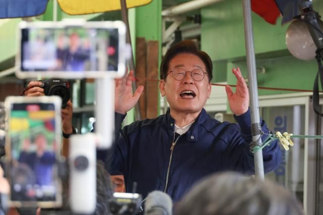 이재명 더불어민주당 대선 후보가 골목골목 경청 투어 지역 방문 이틀째인 지난 2일 강원도 인제군 원통전통시장에서 주민들을 향해 연설하고 있다 사진연합뉴스