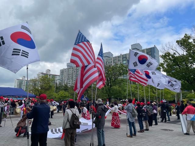 김문수 국민의힘 대선 예비후보 지지자들이 3일 오후 경기도 고양시 킨텍스에서 열린 제5차 전당대회에 참석해 태극기와 성조기를 높게 들고 흔들며 김 후보를 응원하고 있다 사진송윤서