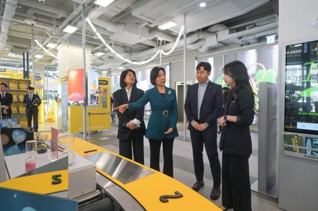 오영주 중소벤처기업부 장관왼쪽 두번째이 지난 2일 서울 성동구 올리브영N 성수를 방문해 매장을 둘러보고 있다사진중소벤처기업부 