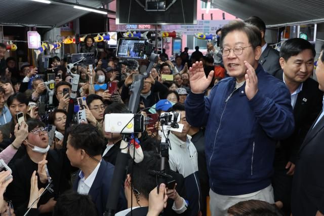 이재명 더불어민주당 대선 후보가 골목골목 경청 투어 방문 이틀째인 지난 2일 강원도 고성군 거진 전통시장에서 주민들에게 인사하고 있다 사진연합뉴스