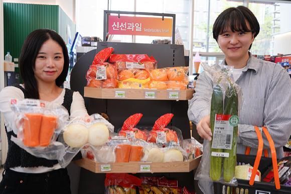 모델들이 세븐일레븐 신선식품을 소개하고 있다 사진세븐일레븐
