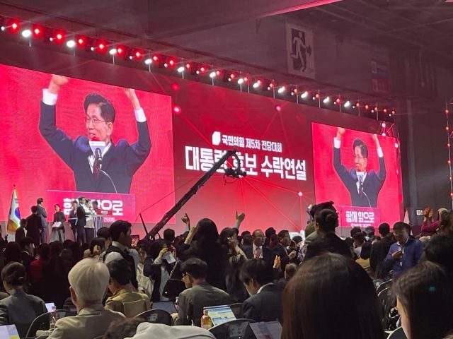 국민의힘 제21대 대선 후보로 선출된 김문수 후보가 3일 오후 경기 고양시 킨텍스에서 열린 5차 전당대회에서 두 손을 들고 지지자 성원에 호응하고 있다 사진송윤서 기자