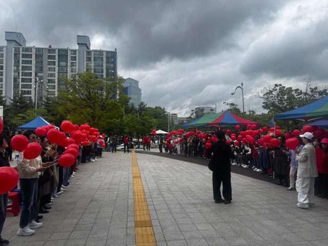 한동훈 국민의힘 대선 예비후보 지지자들이 3일 오후 경기도 고양시 킨텍스에서 열린 제5차 전당대회에 참석해 빨간 풍선을 흔들며 한 후보를 응원하고 있다 사진구동현