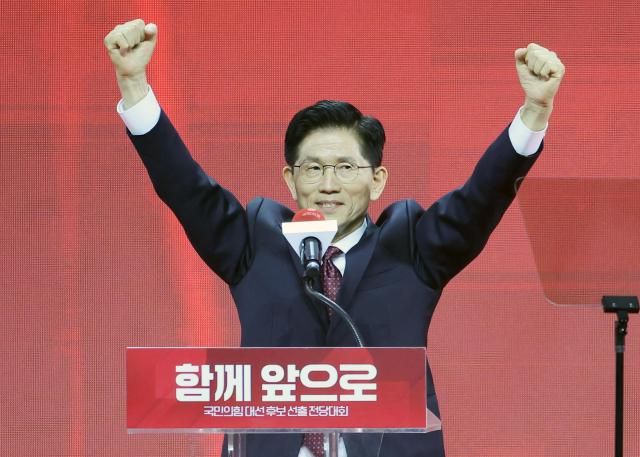 기념촬영하는 국민의힘 김문수 대선 경선 후보 사진연합뉴스