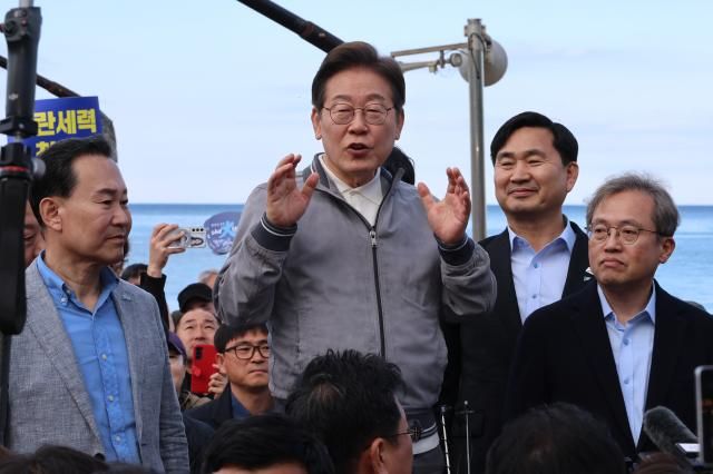 이재명 더불어민주당 대선 후보가 골목골목 경청 투어 사흘째인 3일 강원도 삼척해수욕장을 찾아 도민들에게 지지를 호소하고 있다 사진연합뉴스