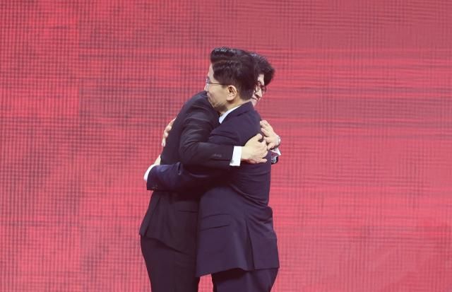 한동훈·김문수 국민의힘 대선 예비후보가 3일 경기 고양시 킨텍스에서 열린 국민의힘 최종 대선 후보 선출을 위한 전당대회에서 포옹하고 있다 사진연합뉴스