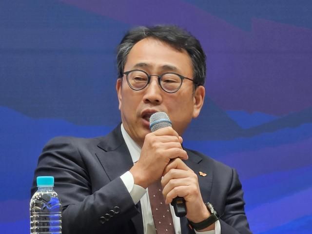 유영상 SK텔레콤 대표이사가 지난 2일 오전 서울 중구 SK텔레콤 T타워에서 열린 사이버 침해 관련 일일 브리핑에서 유심USIM 정보 해킹 사고와 관련한 취재진의 질문에 답하고 있다사진선재관 기자