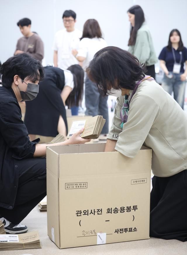 제21대 대통령선거 사전투표 둘째 날인 30일 서울 중구 을지누리센터에 마련된 사전투표소에서 사전투표사무원들이 관외투표용지 분류 및 발송 준비 작업을 하고 있다 연합뉴스
