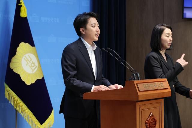 이준석 개혁신당 대선 후보가 30일 서울 여의도 국회 소통관에서 긴급 기자회견을 하고 있다 사진연합뉴스