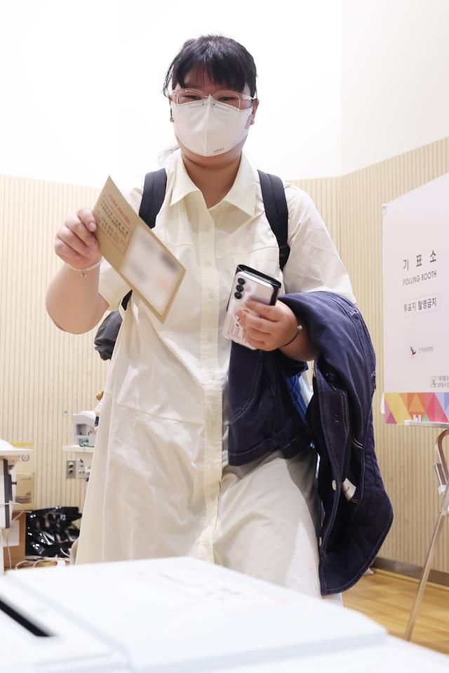 29일 서울 종로구 사직동주민센터에 마련된 사전투표소에서 참정권 보장 요구 기자회견을 마친 한 발달장애인이 투표 보조인 도움 없이 홀로 투표하고 있다 현행 공직선거법상 신체·시각 장애인은 투표 보조인의 조력을 받을 수 있지만 발달장애인은 이 법에서 제외돼 보조인 도움을 받을 수 없다 엲합뉴스