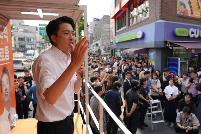 이준석 개혁신당 대통령선거 후보가 지난 29일 서울 고려대 정경대 후문에서 유세하고 있다 사진개혁신당 공보국 제공