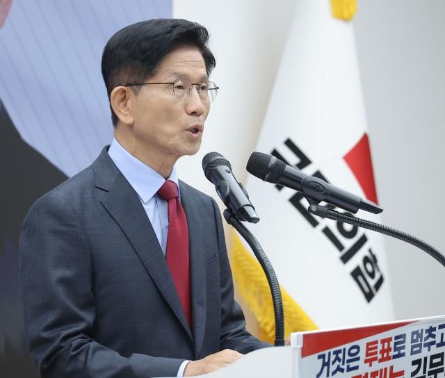 김문수 국민의힘 대선 후보가 30일 서울 여의도 국민의힘 중앙당사에서 대국민 호소문을 발표하고 있다 사진연합뉴스