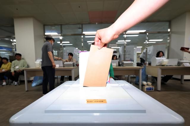 제21대 대통령선거 사전투표 이틀째인 30일 오전 광주 서구 광주학생교육문화회관에 마련된 사전투표소에서 유권자들이 투표하고 있다 사진연합뉴스