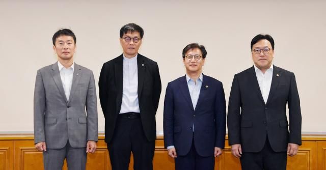 김범석 기획재정부 장관 직무대행 1차관 등이 30일 서울 중구 은행회관에서 열린 거시경제·금융현안 간담회 시작에 앞서 기념 촬영하고 있다 왼쪽부터 이복현 금융감독원장 이창용 한국은행 총재 김범석 직무대행 김병환 금융위원장 사진기획재정부