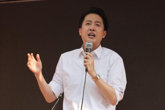이준석 개혁신당 대선 후보가 제21대 대통령선거 사전투표 첫날인 지난 29일 서울 성북구 안암역 인근에서 열린 유세에서 지지를 호소하고 있다 사진연합뉴스