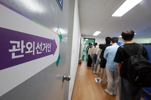 제21대 대통령 선거 사전투표 둘째날인 30일 서울 관악구 낙성대동주민센터에 마련된 낙성대동사전투표소에서 유권자들이 투표하기 위해 줄을 서고 있다 사진연합뉴스