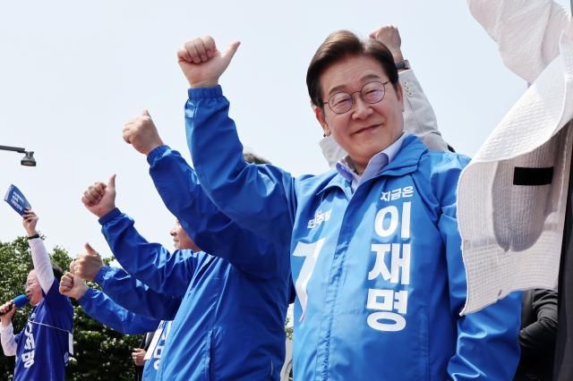 이재명 더불어민주당 대선 후보가 30일 강원도 춘천시 춘천역 광장에서 열린 집중 유세에서 시민들에게 인사하고 있다 사진연합뉴스