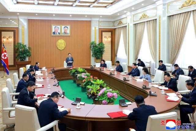 북한 최고인민회의 상임위원회 제14기 제35차 전원회의가 지난 29일 평양 만수대의사당에서 진행됐다고 조선중앙통신이 30일 보도했다 사진연합뉴스