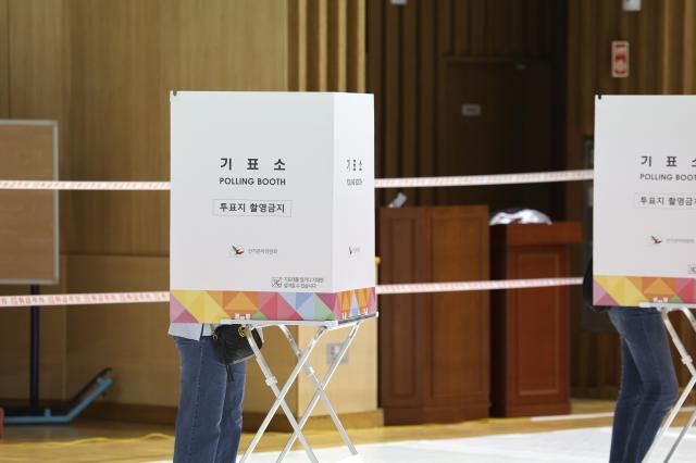 제21대 대통령선거 사전투표 둘째 날인 30일 오전 울산 울주군 국민체육센터에 마련된 범서읍 사전투표소에서 유권자들이 투표에 참여하고 있다 사진연합뉴스