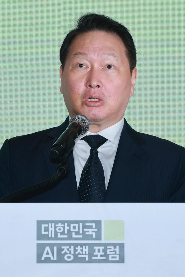 최태원 대한상공회의소 회장이 지난 5월 9일 서울 중구 롯데호텔 사파이어볼룸에서 열린 대한민국 AI 정책 포럼에 참석해 개회사하고 있다 