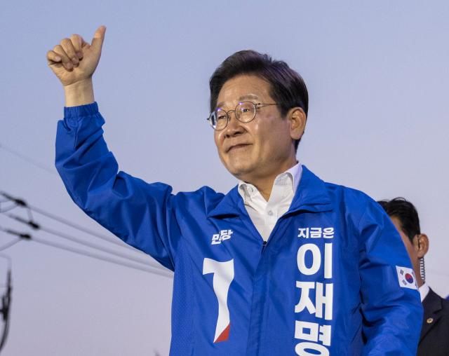 이재명 더불어민주당 대선 후보가 지난 29일 서울 관악구 관악산 으뜸공원에서 열린 관악·금천·동작구 유세에서 연설을 마친 뒤 환호하는 시민들을 향해 엄지들 들어 답하고 있다 사진연합뉴스