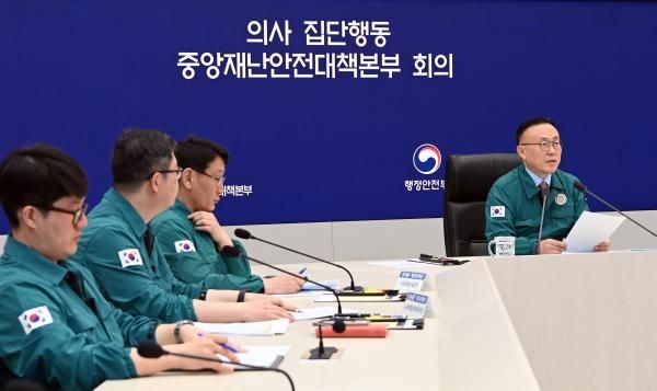 이한경 중앙재난안전대책본부 제2총괄조정관행정안전부 재난안전관리본부장이 30일 오전 세종시 정부세종청사에서 의사 집단행동 중대본 회의를 주재하며 모두발언하고 있다 사진행정안전부