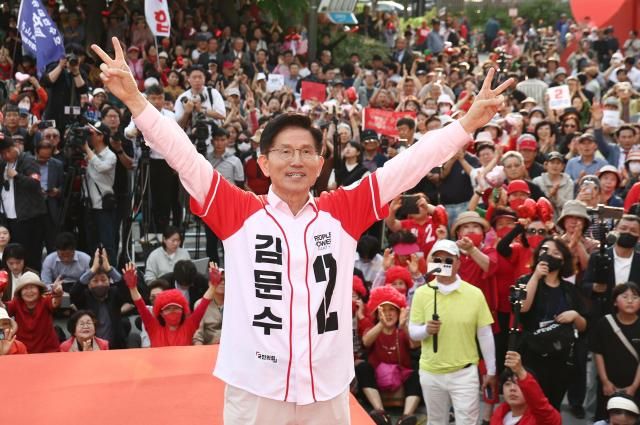 김문수 국민의힘 대선 후보가 지난 20일 경기 하남시 스타필드 하남 인근에서 유세를 하고 있다 사진공동취재단