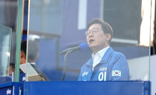 이재명 더불어민주당 대선 후보가 지난 29일 서울 관악구 관악산 으뜸공원에서 열린 유세에서 지지를 호소하고 있다 사진연합뉴스