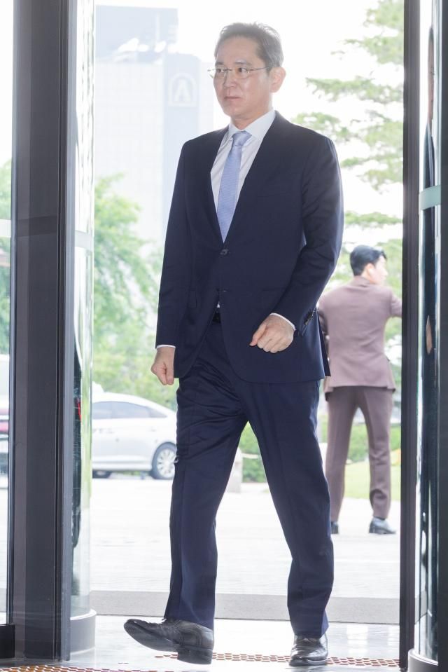 이재용 삼성전자 회장이 30일 오후 서울 중구 신라호텔에서 열린 2025 삼성호암상 시상식에 참석하고 있다 사진아주경제DB