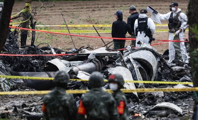 30일 경북 포항시 동해면 해군 초계기 추락 현장에서 해군 관계자들이 현장 감식을 하고 있다 사진연합뉴스