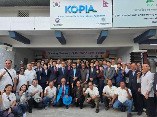 서효원 농촌진흥청 차장 등이 29일현지시간 네팔 카트만두에서 열린 코피아KOPIA 네팔센터 개소식에서 기념촬영 하고 있다 사진농촌진흥청