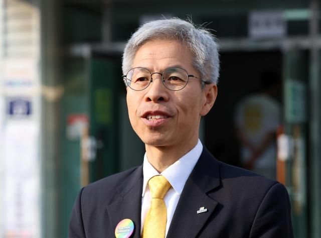 권영국 민주노동당 후보가 제21대 대통령선거 사전투표 첫날인 29일 오전 전남 여수시 주암마을회관에 마련된 사전투표소에서 투표를 마치고 발언하고 있다 사진연합뉴스