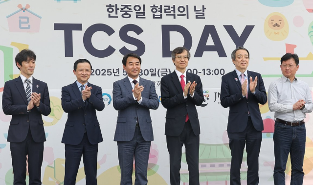한중일 3국 협력사무국TCS 주최로 30일 광화문광장에서 열린 한중일 협력의 날 행사에서 참석자들이 기념촬영을 하고 있다 왼쪽 두번째부터 다이빙 주한 중국대사 정기홍 외교부 공공외교대사 이희섭 TCS 사무총장 미즈시마 고이치 주한일본대사 사진연합뉴스