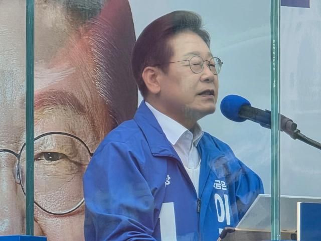 이재명 더불어민주당 대선 후보가 31일 경기 평택 배다리공원에서 유세를 하고 있다 사진신진영 기자