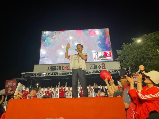 김문수 국민의힘 대선 후보는 31일 마지막 일정으로 경북 경주시 대릉원 돌담길에서 유세를 펼치고 있다 사진이다희 기자